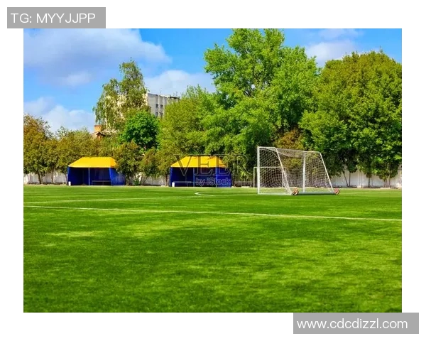 足球明星携手搭建帐篷展现团结精神与友谊的温暖瞬间